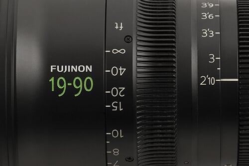 Vue rapprochée d'un objectif Fujinon Cabrio Zoom avec une plage focale de 19 mm à 90 mm