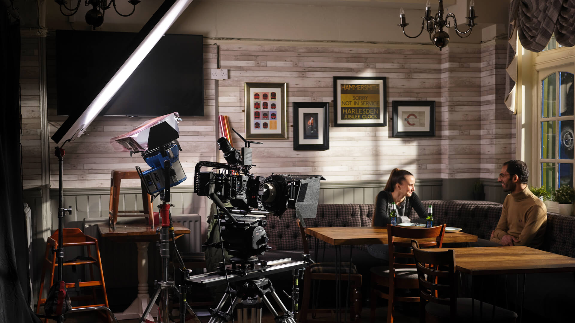 couple dans un restaurant éclairé par une grande lumière de rebond