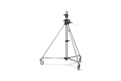 Vue de face du pied Manfrotto Super Wind-Up, avec les roues en bas et le support de lumière en haut.