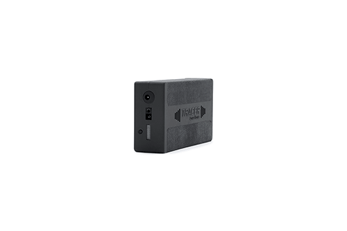 Angle latéral d'une batterie au lithium Trace Power sur fond blanc.