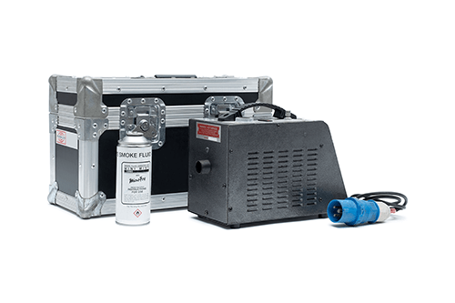Une machine à fumée Mini Mist à côté de son conteneur de stockage et d'un bidon de liquide fumigène.