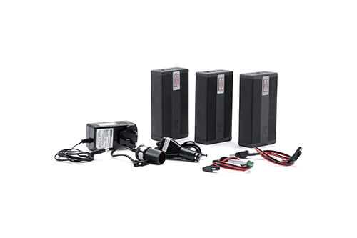 Trois piles au lithium Trace Power et un câble d'alimentation sur fond blanc.